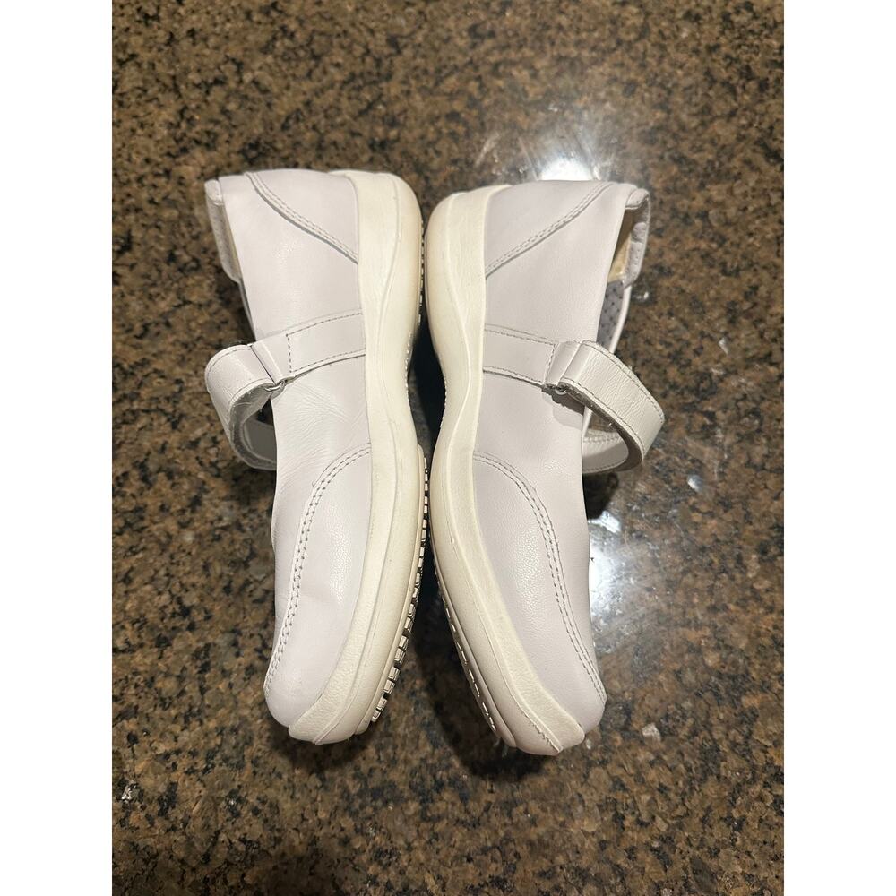 Crocs women’s size 6 white Mary Janes comfort shoes - Picture 5 of 9